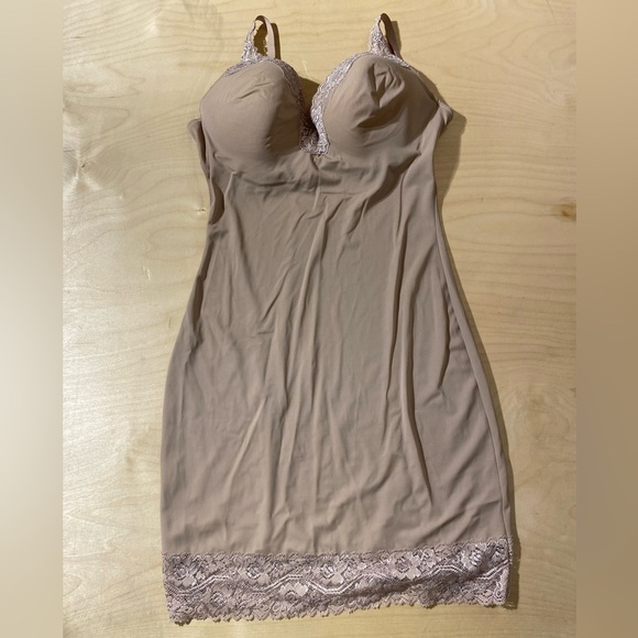 Marilyn Monroe Elegant Lace Trim Chemise - Tan 1X (MS) - Picture 3 of 7